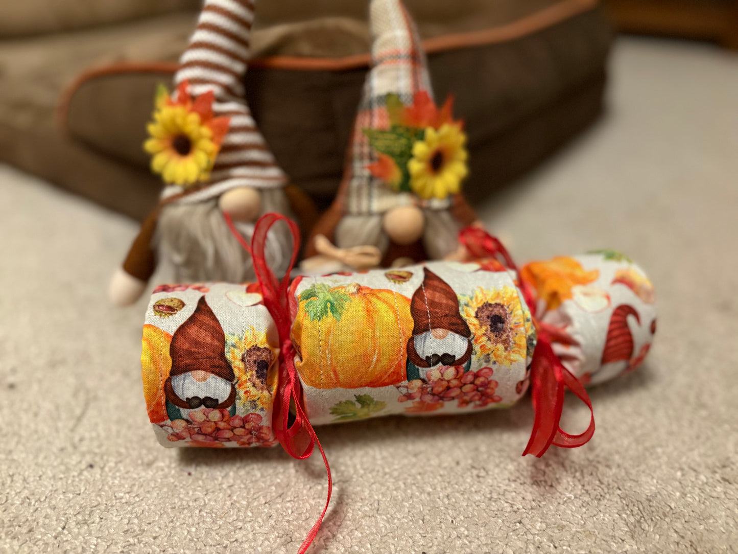 Reusable fabric crackers β handmade, eco-friendly, and designed to be filled with your own little gifts. Perfect for Christmas, birthdays, weddings & special occasions πβ¨