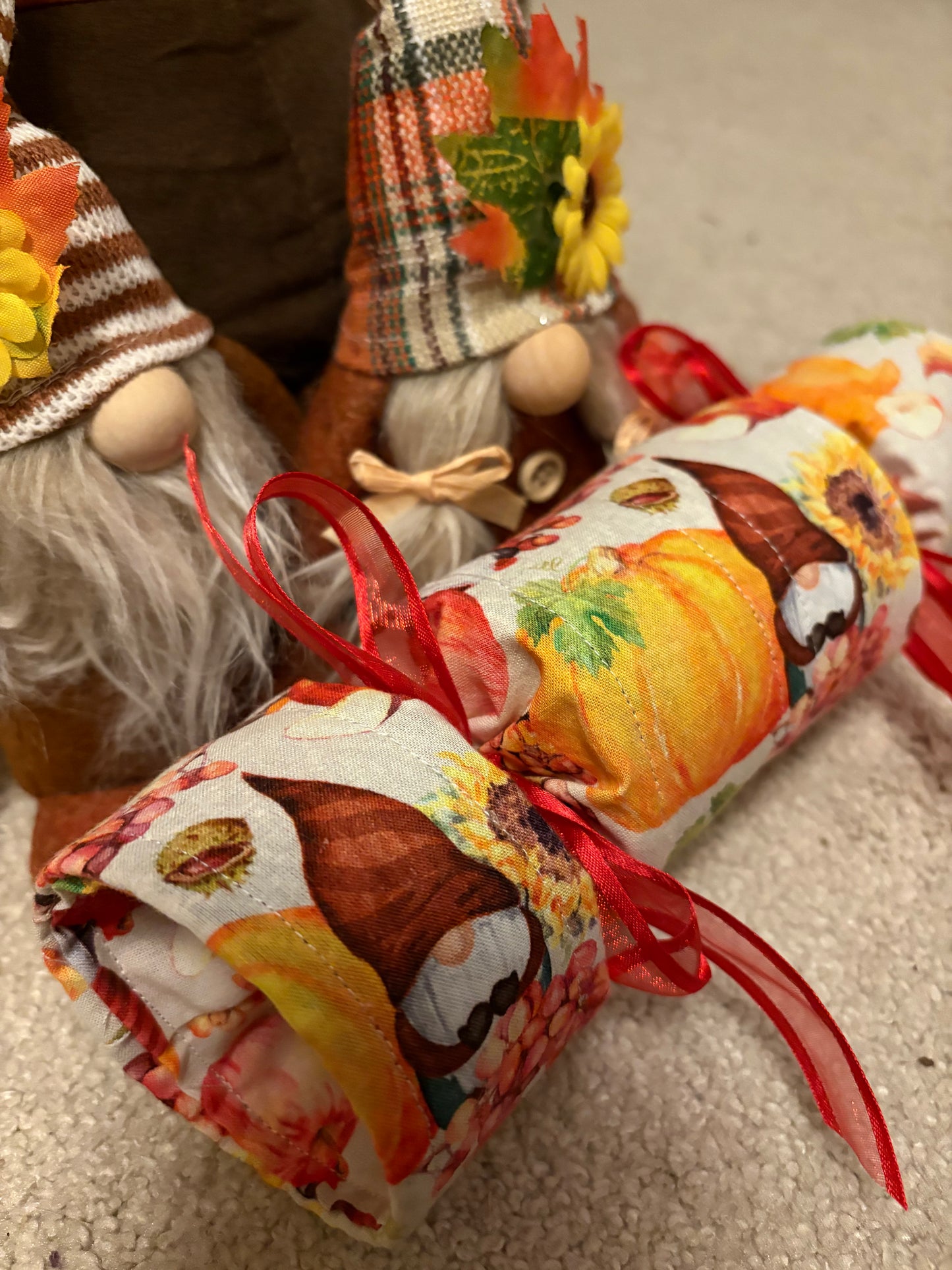 Reusable fabric crackers β handmade, eco-friendly, and designed to be filled with your own little gifts. Perfect for Christmas, birthdays, weddings & special occasions πβ¨